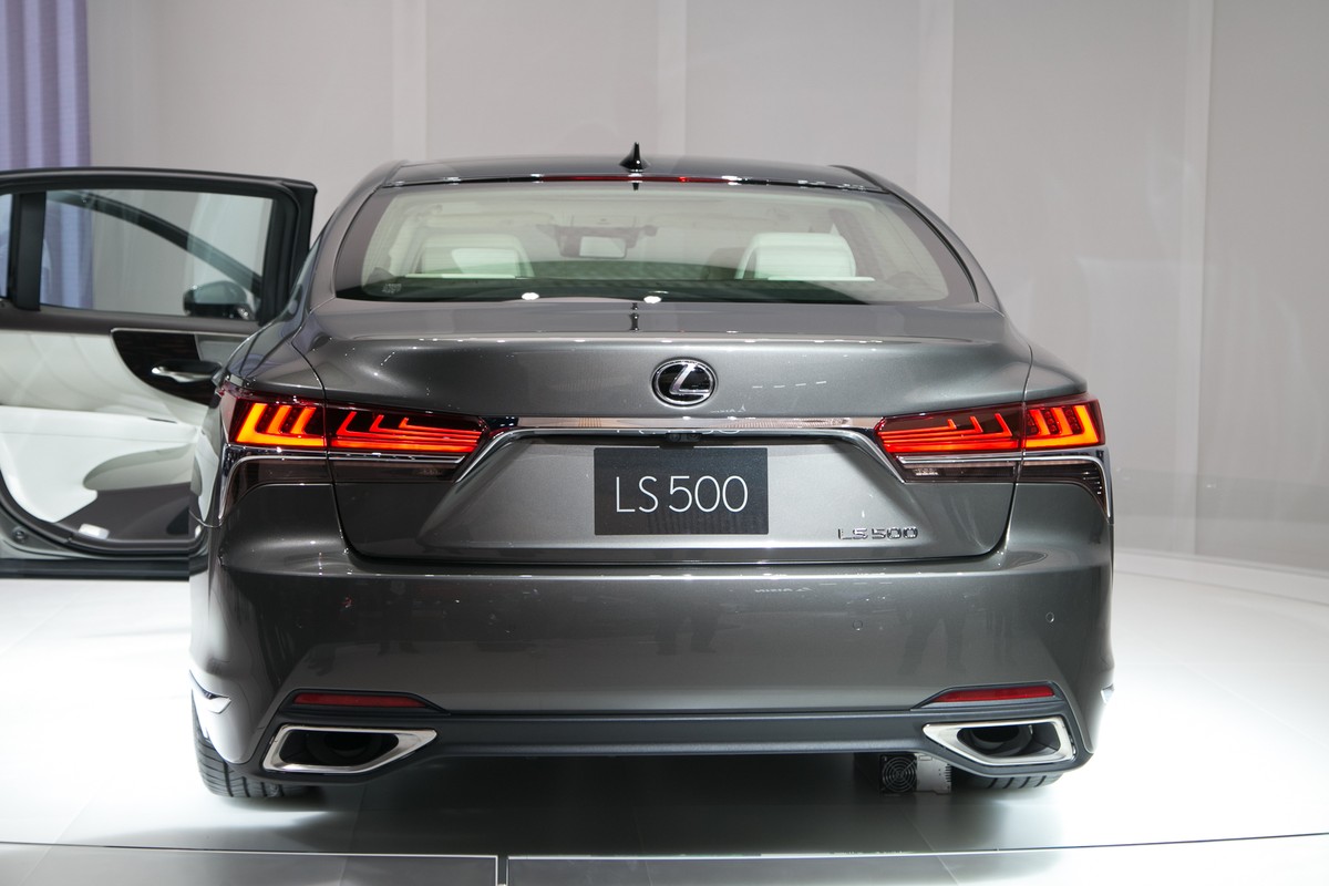 Lexus “chot gia” Sedan hang sang LS500 moi gia 1,7 ty-Hinh-9